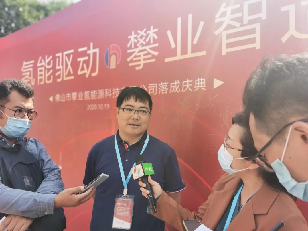 佛山攀业总经理施涛接受当地媒体采访
